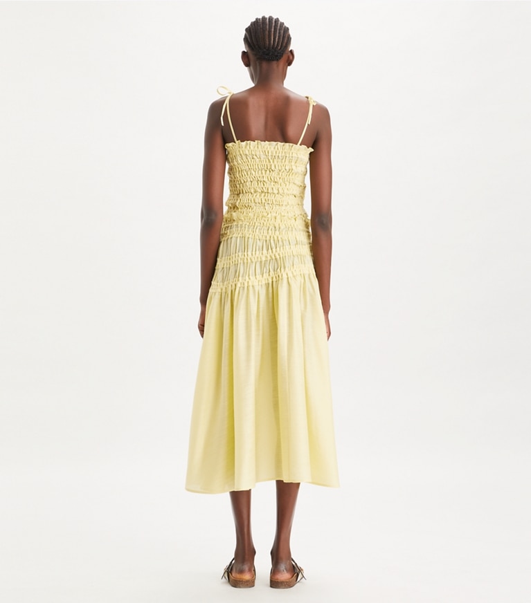 Tory Burch designer paréos Haut en viscose smocké dans Lumen sur modèle, de dos