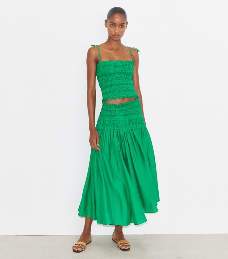 Tory Burch designer paréos Haut en viscose smocké dans Spring Jade sur modèle, de face