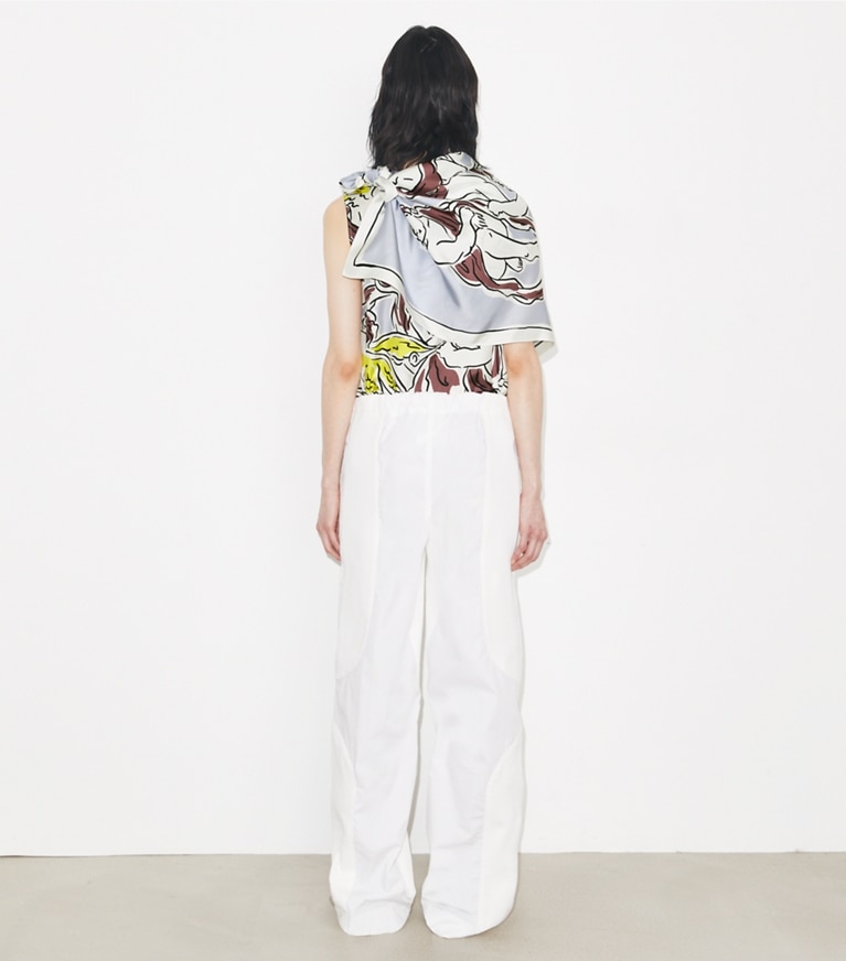 Tory Burch designer hauts Haut façon cape en soie imprimée in Lilac Cherubs on model back