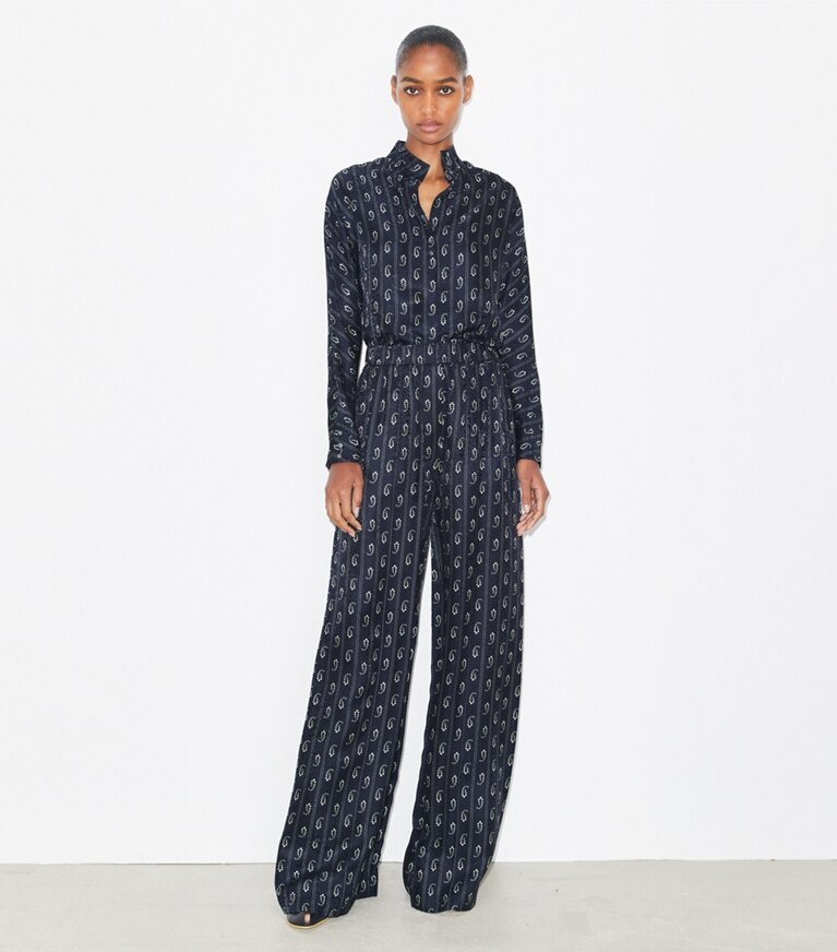 Tory Burch designer hauts Haut jacquard dans Medium Navy Paisley sur modèle, de face