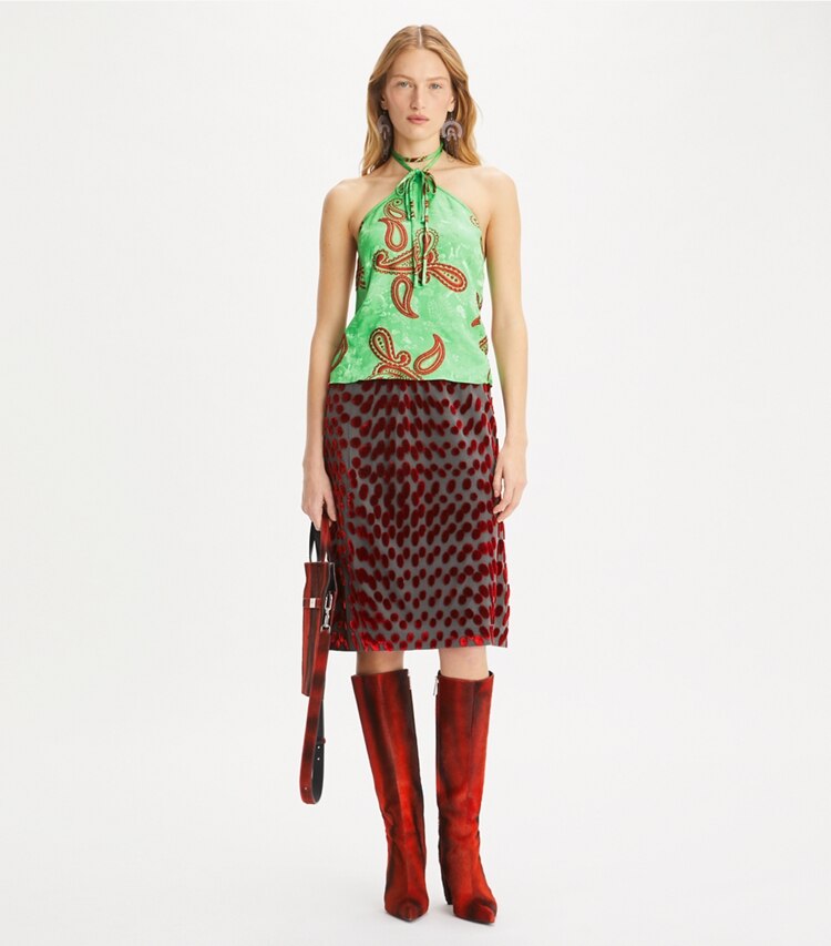 Tory Burch designer hauts Haut noué en satin à motif cachemire dans Green/Red sur modèle, de face