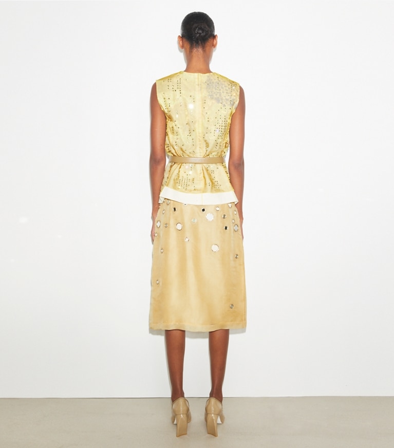 Tory Burch designer hauts Haut sans manches en organza imprimé dans Yellow Bee sur modèle, de dos