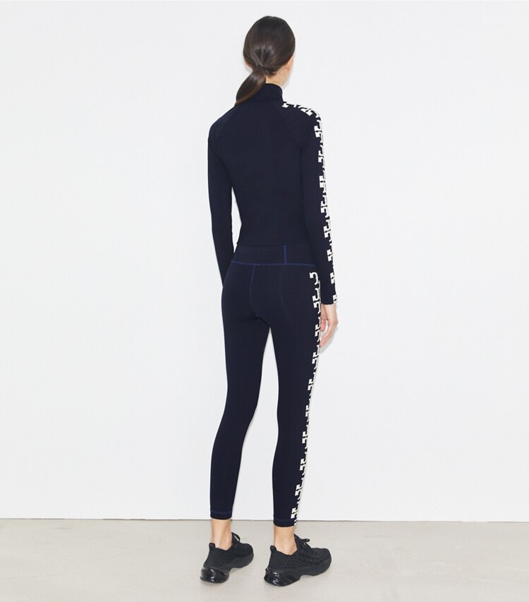 Tory Burch designer hauts Haut zippé en nylon à logo in Deep Navy on model back