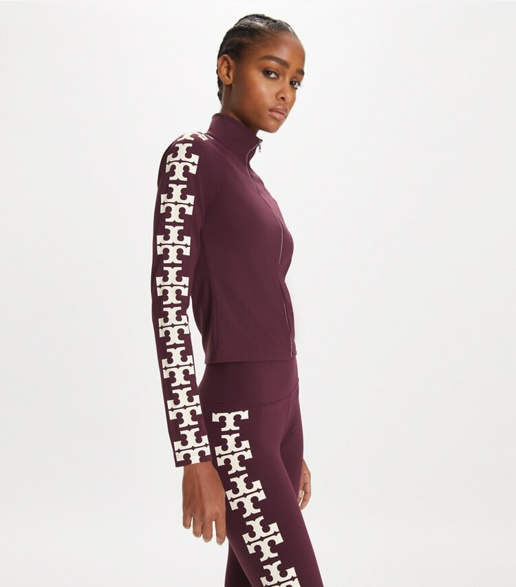 Tory Burch designer hauts Haut zippé en nylon à logo in Winetasting on model detail