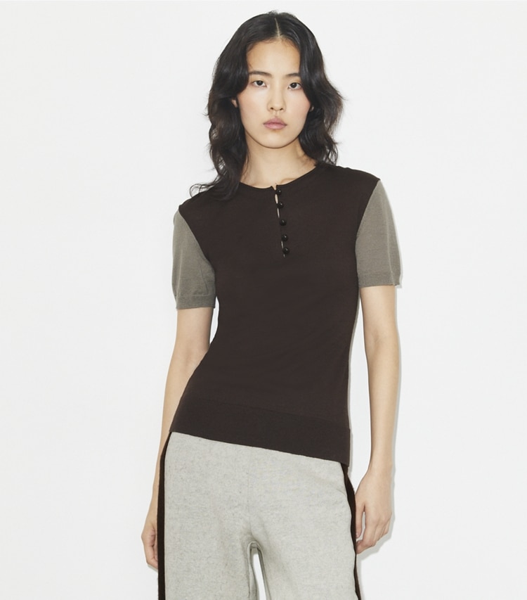 Tory Burch designer maglioni Henley in lana in Light Gray / Dark Brown on model detail