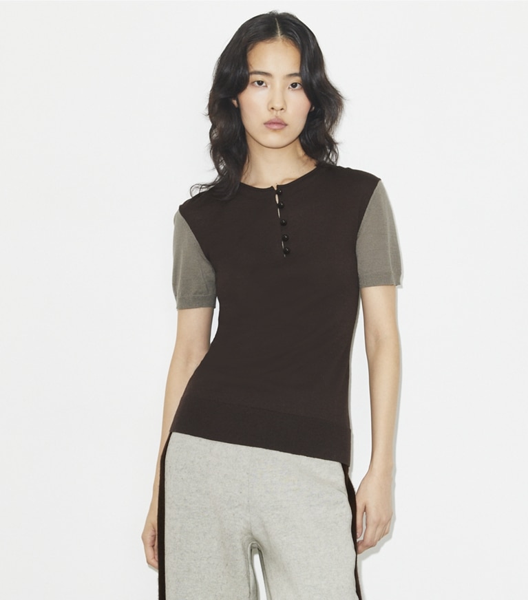Tory Burch designer maglioni Henley in lana in Light Gray / Dark Brown front