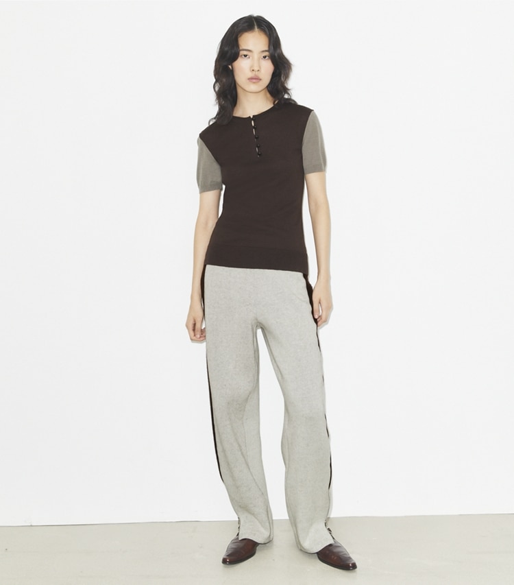 Tory Burch designer maglioni Henley in lana in Light Gray / Dark Brown parte anteriore su modella