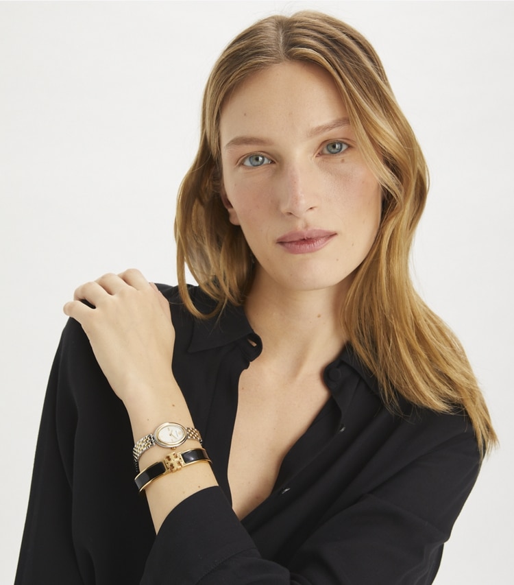 Tory Burch designer ブレスレット キラ エナメル ブレスレット in Tory Gold / New Ivory accessory on model