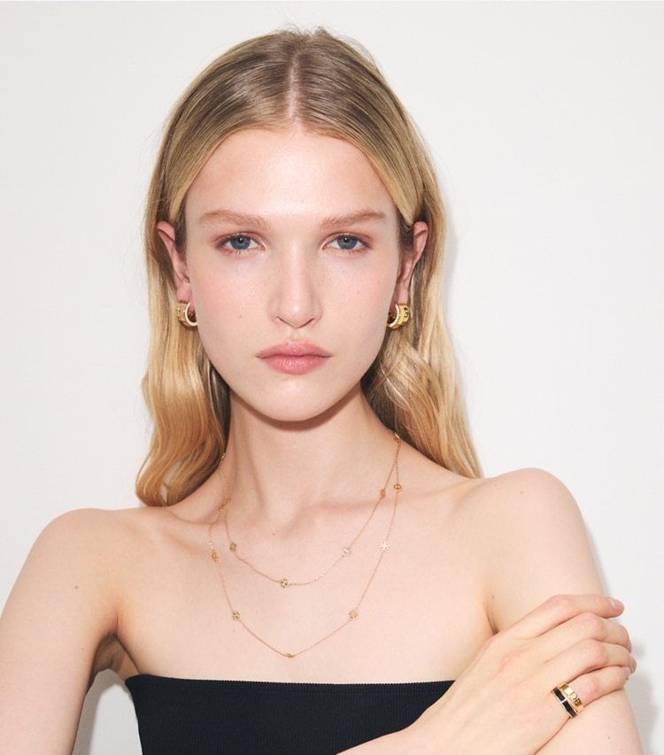Tory Burch designer ohrringe Icon Doppelcreolen aus Emaille in Tory Gold / New Ivory accessory on model