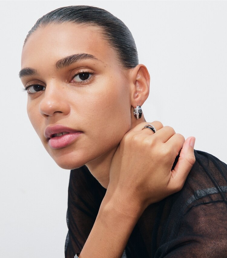 Tory Burch designer ohrringe Icon Doppelcreolen aus Emaille in Tory Silver / BLACK / Crystal accessory on model