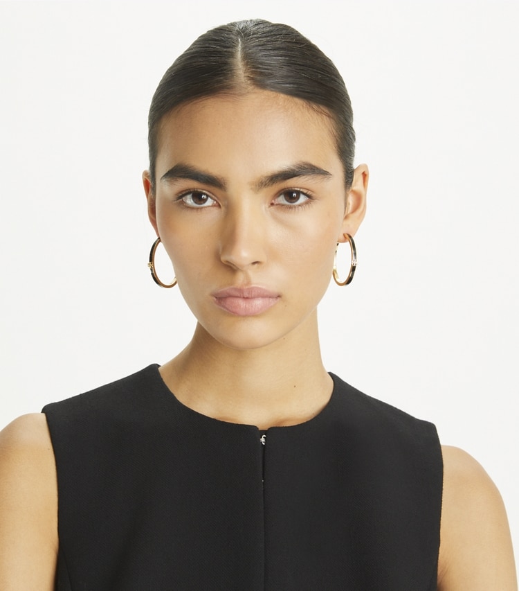 Tory Burch designer boucles d'oreilles Icon Enamel Hoop Earrings in Tory Gold / Black accessory on model