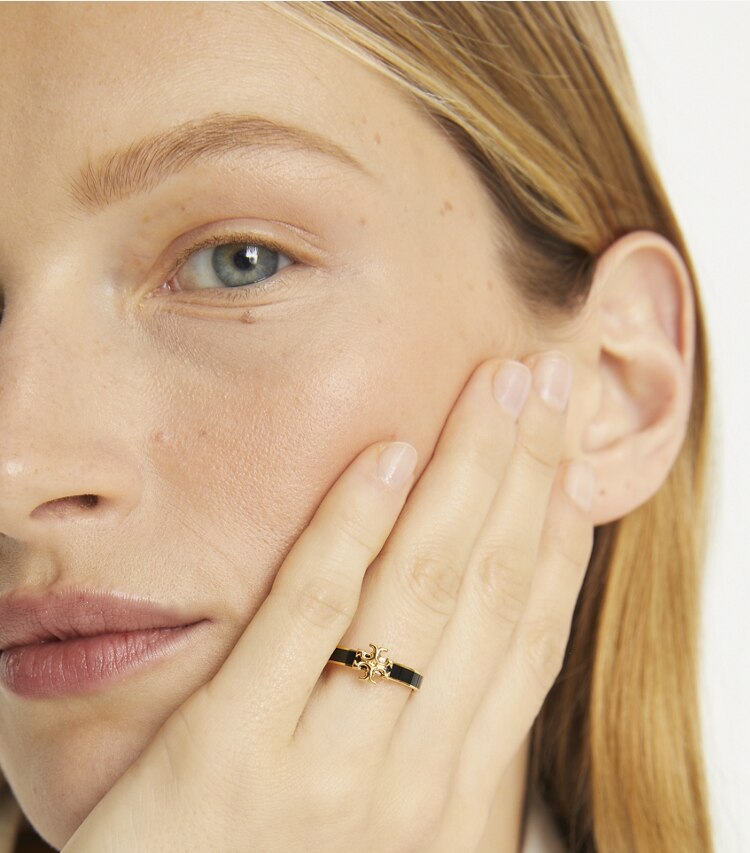 Tory Burch designer リング キラ エナメル リング in Tory Gold / Black accessory on model