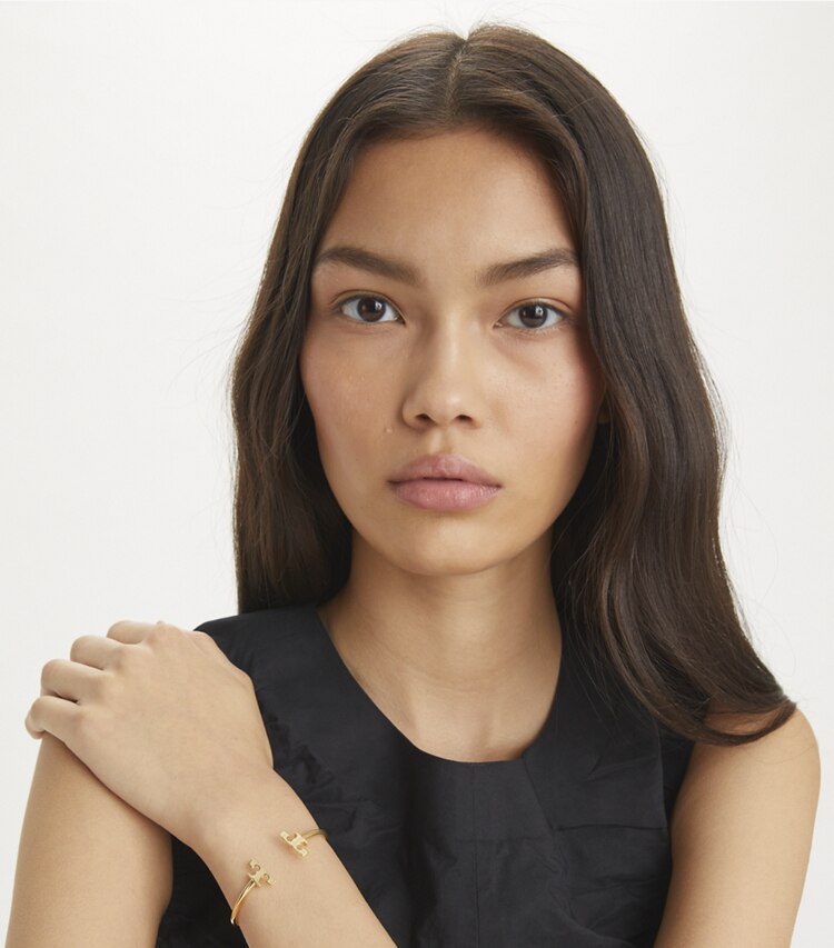 Tory Burch designer ブレスレット エレノア フレックス カフ in Tory Gold accessory on model