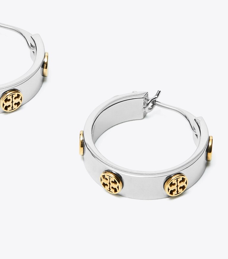 Tory Burch designer ohrringe Icon Huggie Ohrstecker in Tory Silver / Tory Gold detail