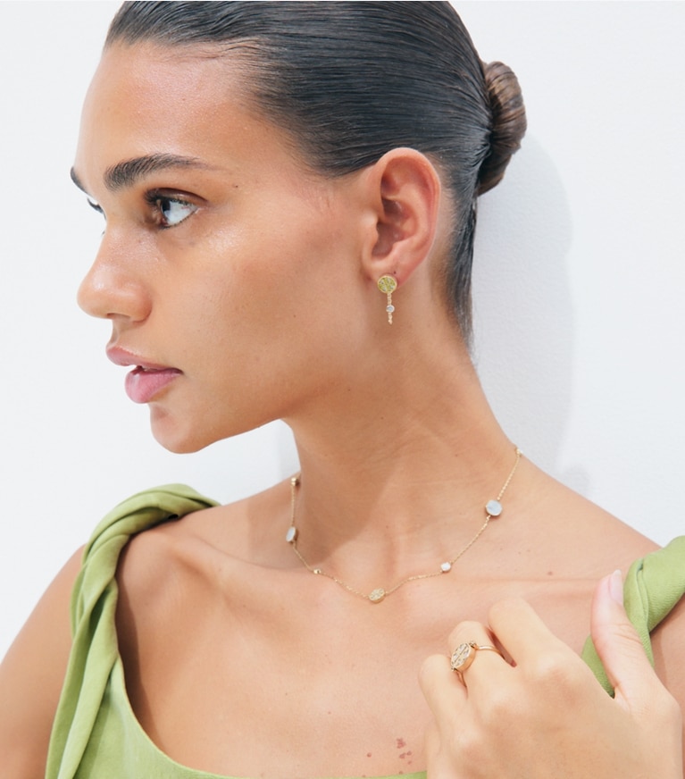 Tory Burch diseñador pulseras Icon Mother Of Pearl Cuff en Tory Gold / Mother of Pearl accesorio en modelo