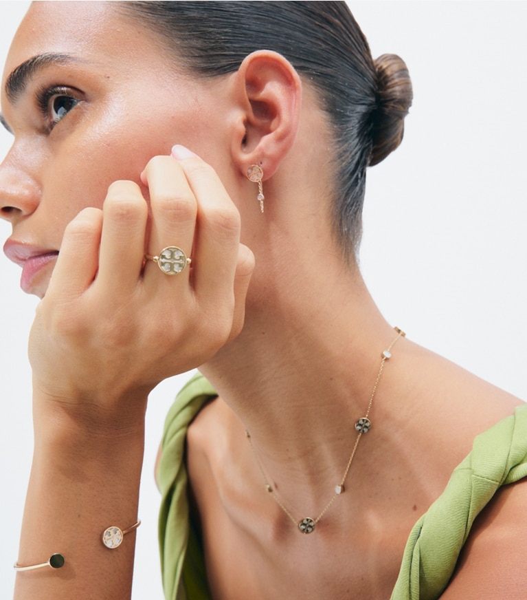 Tory Burch diseñador pulseras Icon Mother Of Pearl Cuff en Tory Gold / Mother of Pearl adicional en modelo