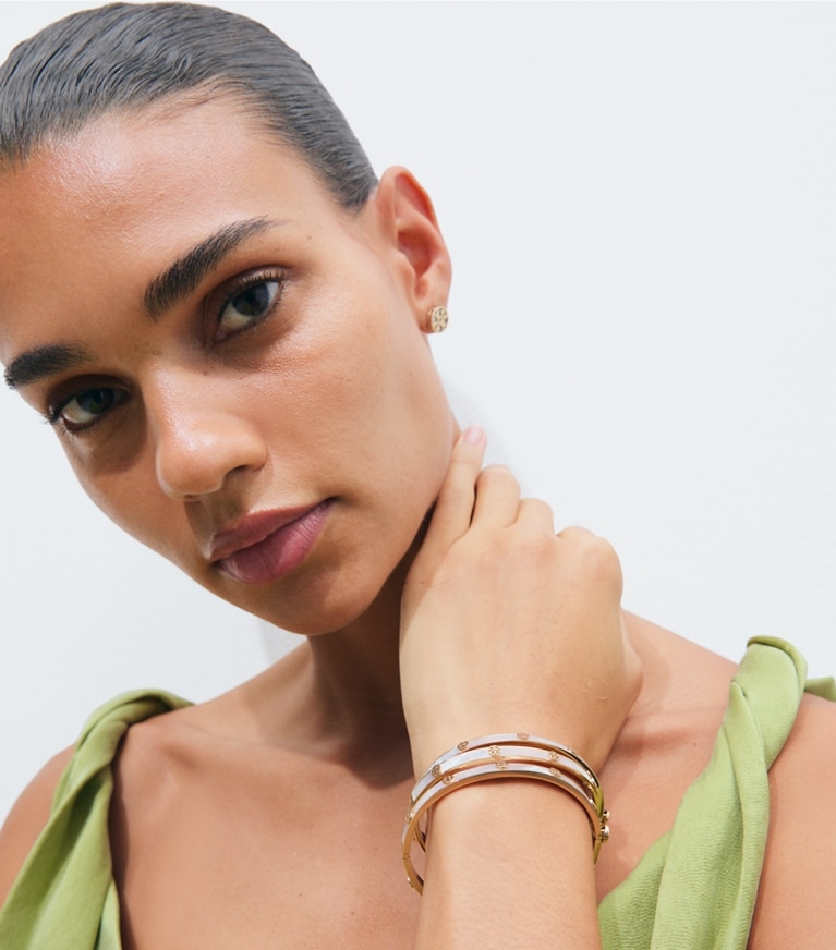 Tory Burch diseñador pulseras Icon Mother Of Pearl Double Hinge Bracelet en Tory Gold / Mother of Pearl accesorio en modelo