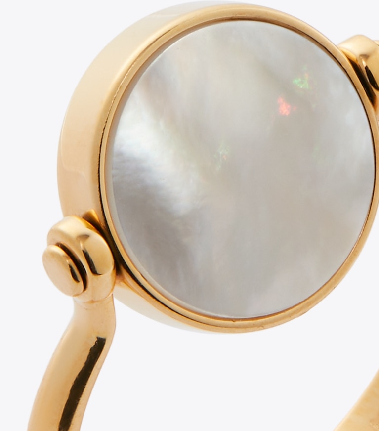 Tory Burch diseñador anillos Icon Mother Of Pearl Ring en Tory Gold / Mother of Pearl detalle