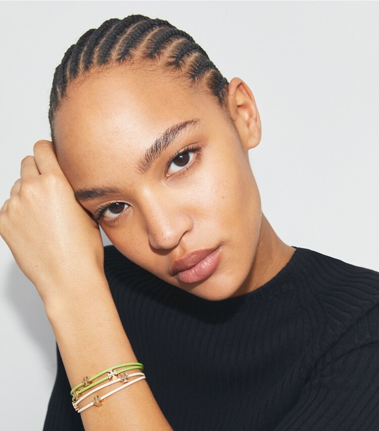 Tory Burch designer armbänder Icon Multi-Wrap Slider Bracelet in Tory Gold / Ivory accessory on model