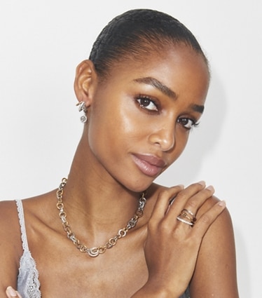 Tory Burch designer ネックレス ミラー パヴェ チェーンネックレス in Tory Gold / Tory Silver / Crystal accessory on model