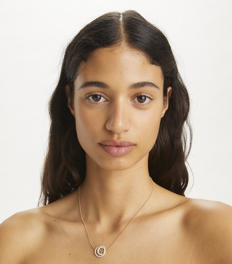 Tory Burch designer ネックレス ミラー ダブルリング ペンダント in Tory Gold / Crystal accessory on model