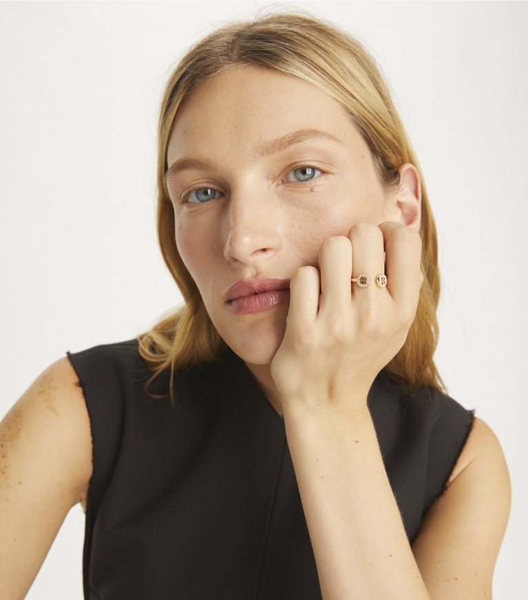Tory Burch designer リング ミラー パヴェ オープンリング in Tory Gold / Crystal angle
