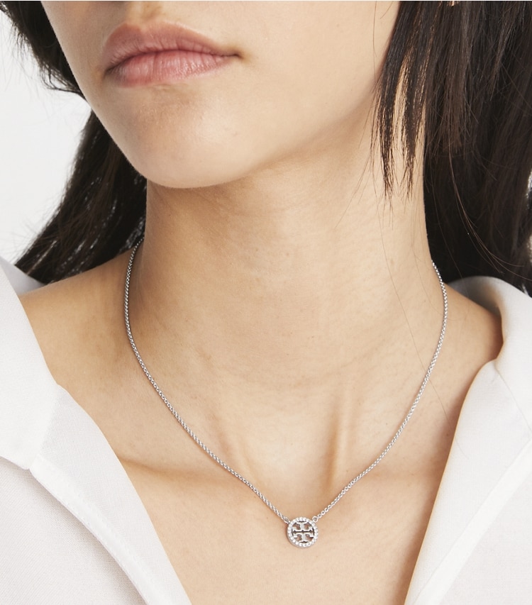 Tory Burch designer ネックレス ミラー パヴェ ペンダント ネックレス in Tory Gold/Crystal accessory on model