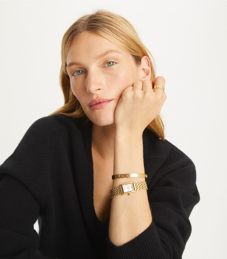 Tory Burch designer ringe Icon Ring mit T-Monogramm in Tory Gold additional on model