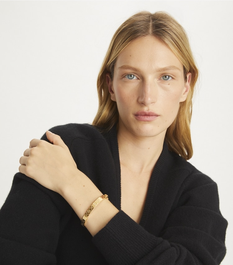 Tory Burch designer ブレスレット Tモノグラム ヒンジブレスレット in Tory Gold accessory on model