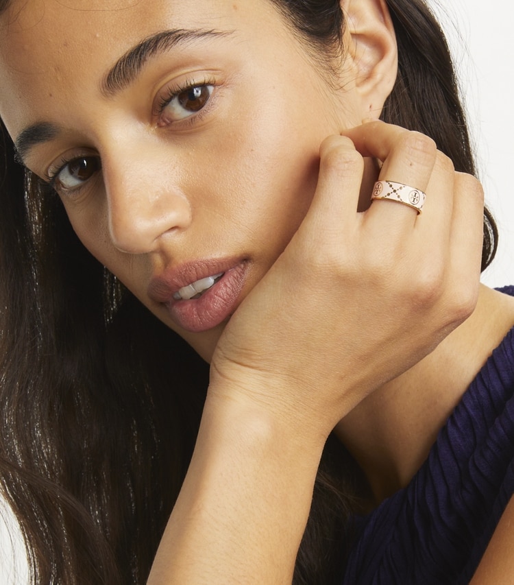 Tory Burch designer リング Tモノグラム エナメルリング in Tory Gold / New Ivory accessory on model