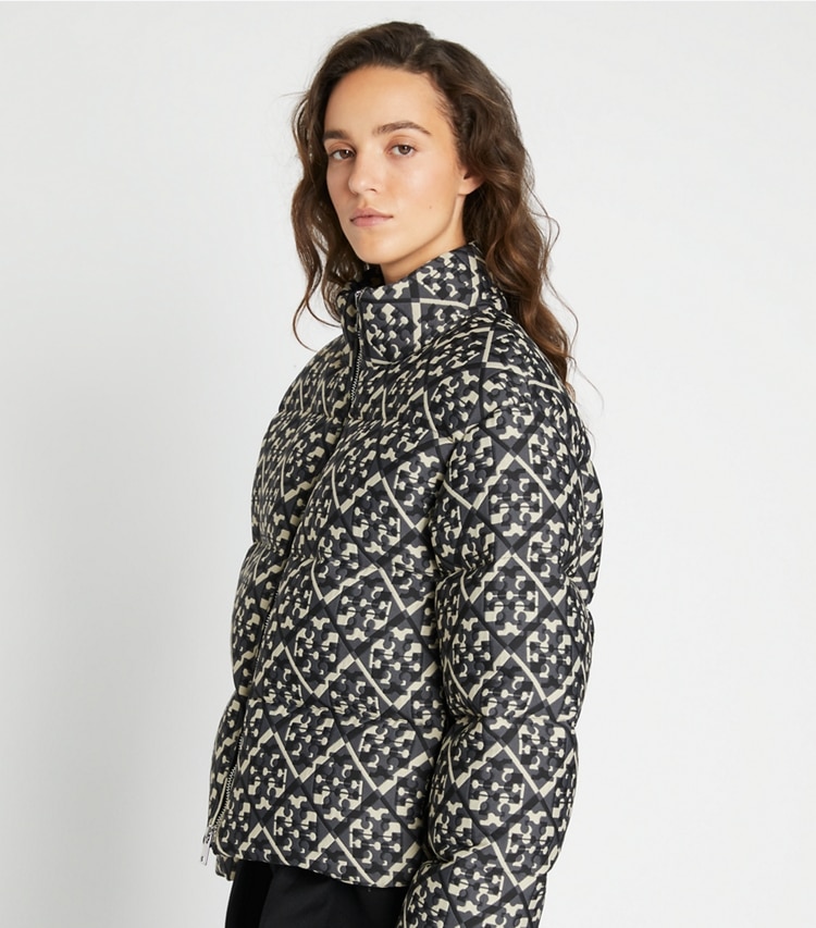 Tory Sport designer mäntel Jacquard-Daunenjacke mit T-Monogramm in Prismatic T Monogram Small on model detail
