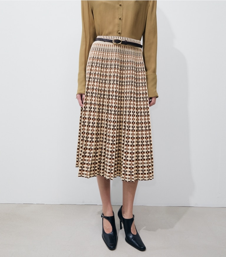 Tory Burch designer ボトムス ジャガード プリーツスカート in Oatmeal T Link on model detail