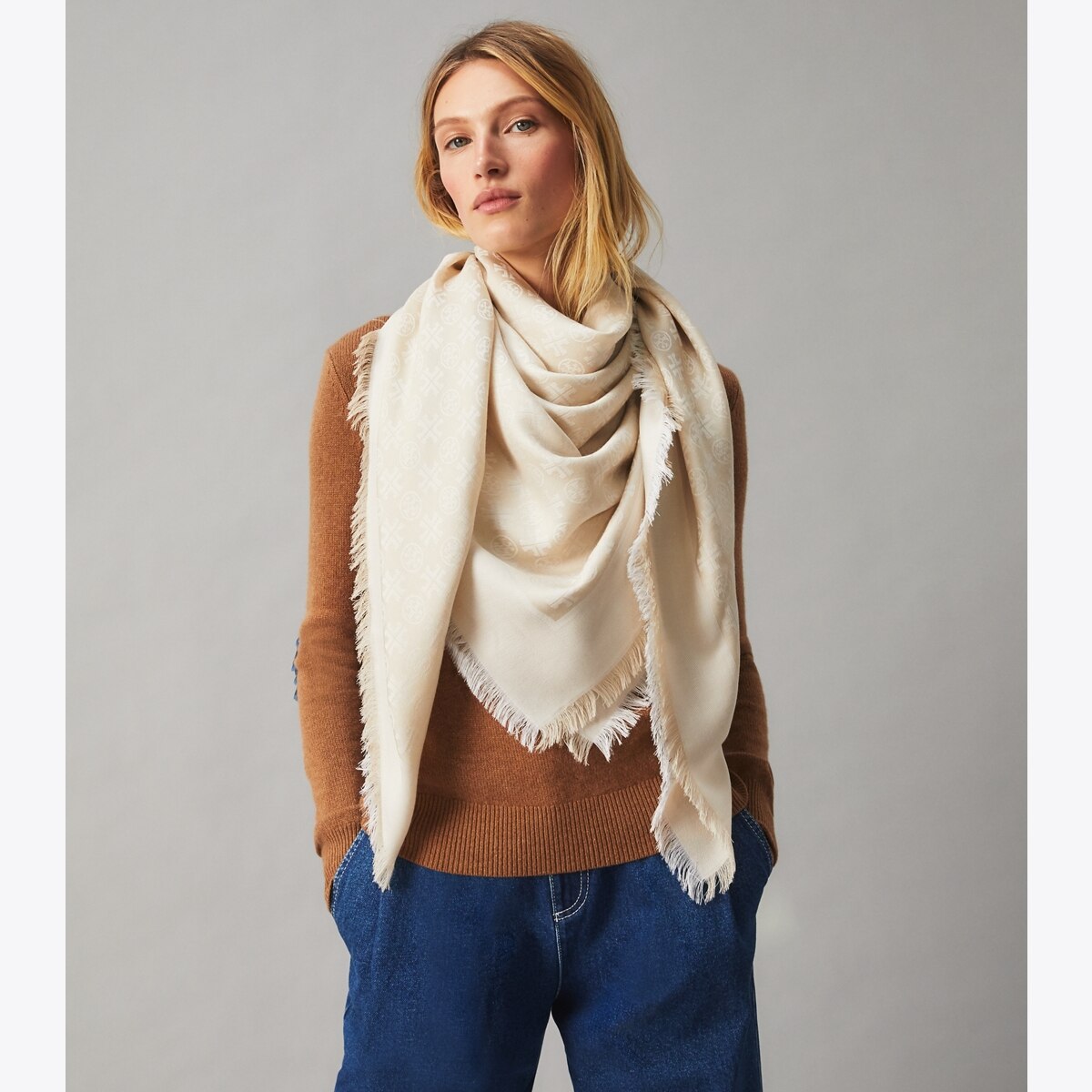 人気★TORY BURCH LOGO JACQUARD TRAVELER SCARF 88570 Tory Burch Logo Jacquard Traveler Scarf In Classic Camel