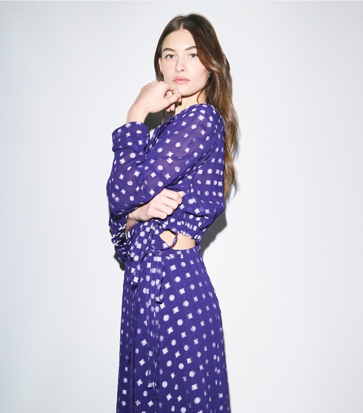 Tory Burch designer kleider Jacquardkleid in Wickeloptik in Ballpoint Ink Nothing Ditsy on model detail