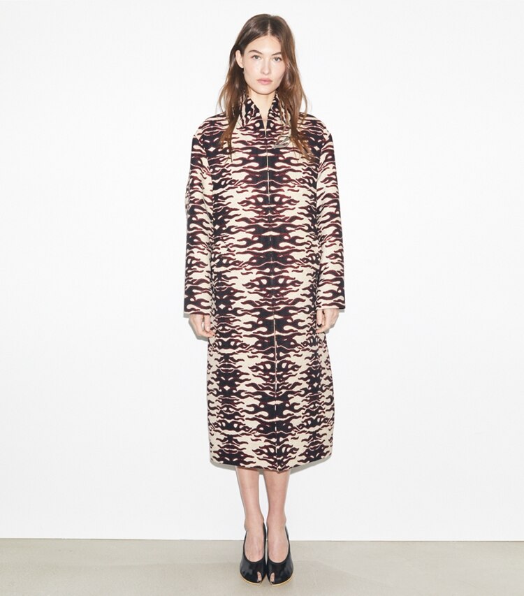 Tory Burch designer mäntel Jacquardmantel in Black/Red Flame Chenille Jacquard modell von vorn