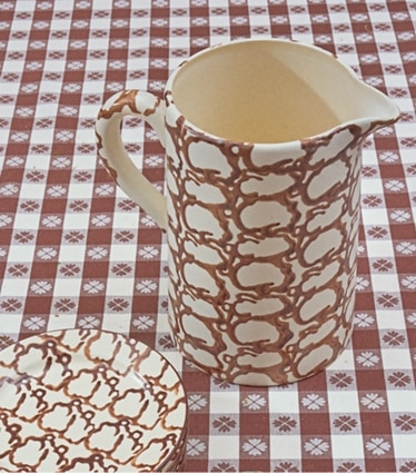 Tory Burch diseñador artículos de mesa & cristalería Jarra de loza esponjada en Brown/Smoke Ring editorial