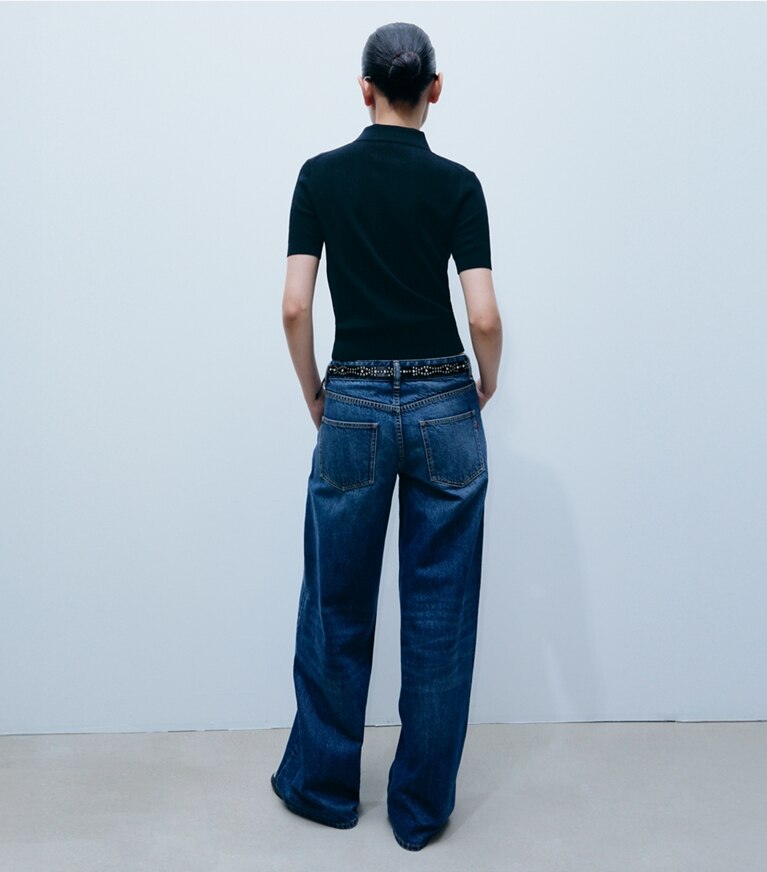 Tory Burch designer bas Jean à jambe large dans Dark Vintage Wash sur modèle, de dos