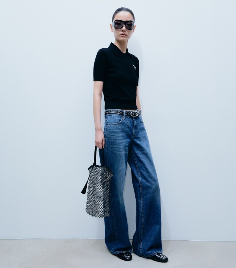 Tory Burch designer bas Jean à jambe large dans Dark Vintage Wash sur modèle, de face