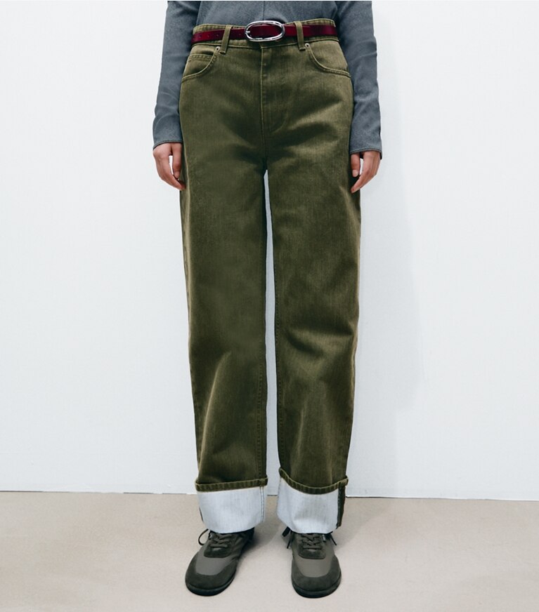 Tory Burch designer bas Jean à revers dans Distressed Green détail sur modèle