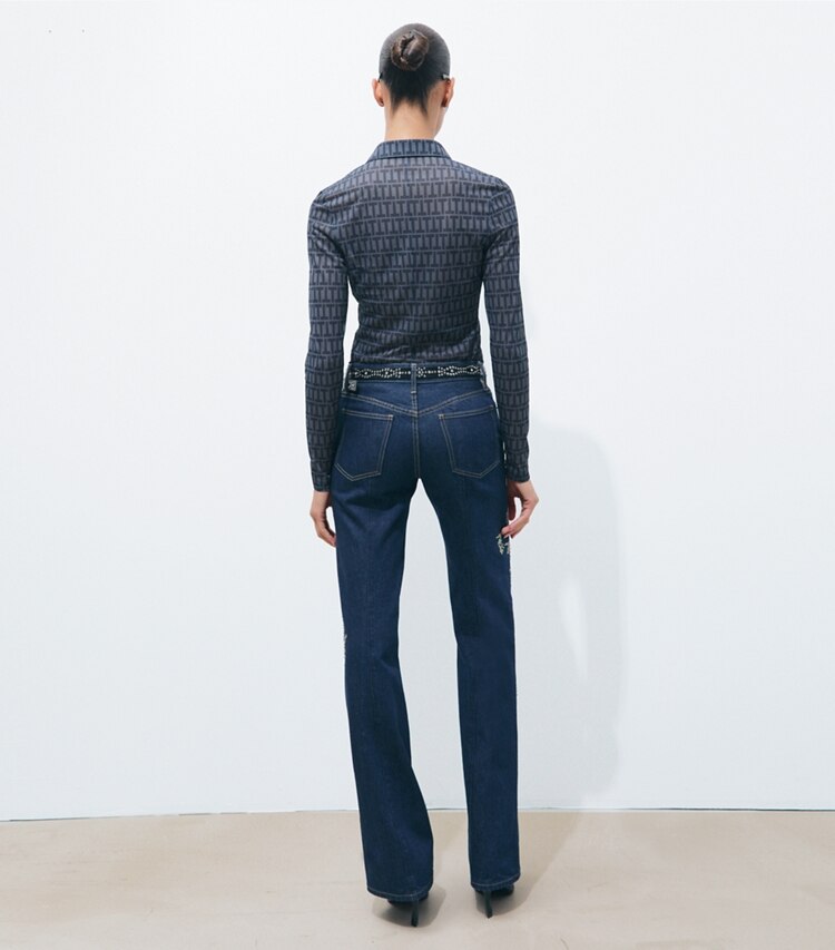 Tory Burch designer bas Jean évasé orné dans Raw/Unwashed Vintage Selvedge Denim sur modèle, de dos