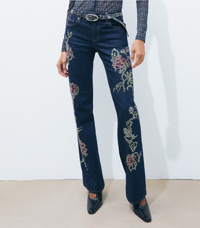 Tory Burch designer bas Jean évasé orné dans Raw/Unwashed Vintage Selvedge Denim détail sur modèle