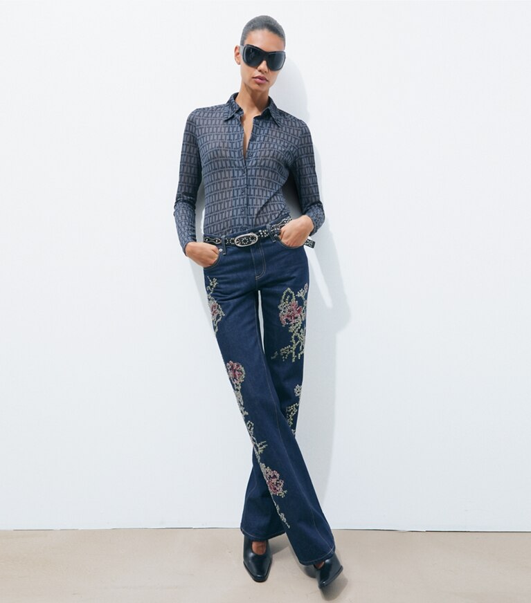 Tory Burch designer bas Jean évasé orné dans Raw/Unwashed Vintage Selvedge Denim sur modèle, de face
