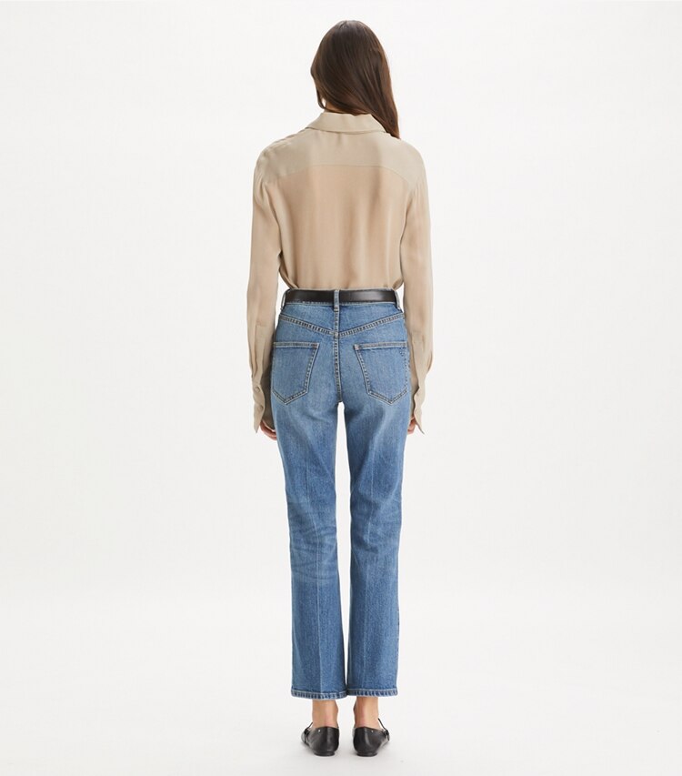 Tory Burch diseñador prendas inferiores Jean acampanado recortado en Medium Vintage Wash parte posterior en modelo