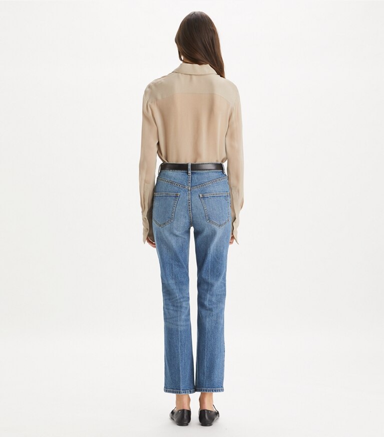 Tory Burch diseñador prendas inferiores Jean acampanado recortado en Medium Vintage Wash parte posterior en modelo