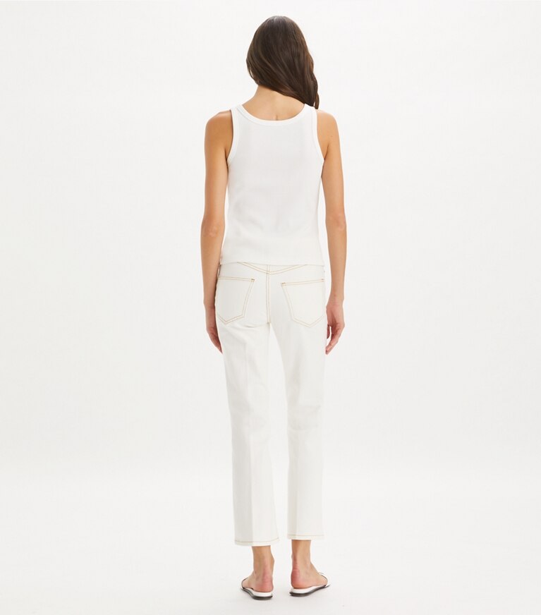 Tory Burch diseñador prendas inferiores Jean acampanado recortado en White Chalk Wash parte posterior en modelo