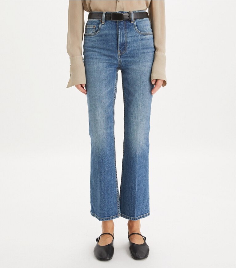 Tory Burch diseñador prendas inferiores Jean acampanado recortado en Medium Vintage Wash detalle en modelo