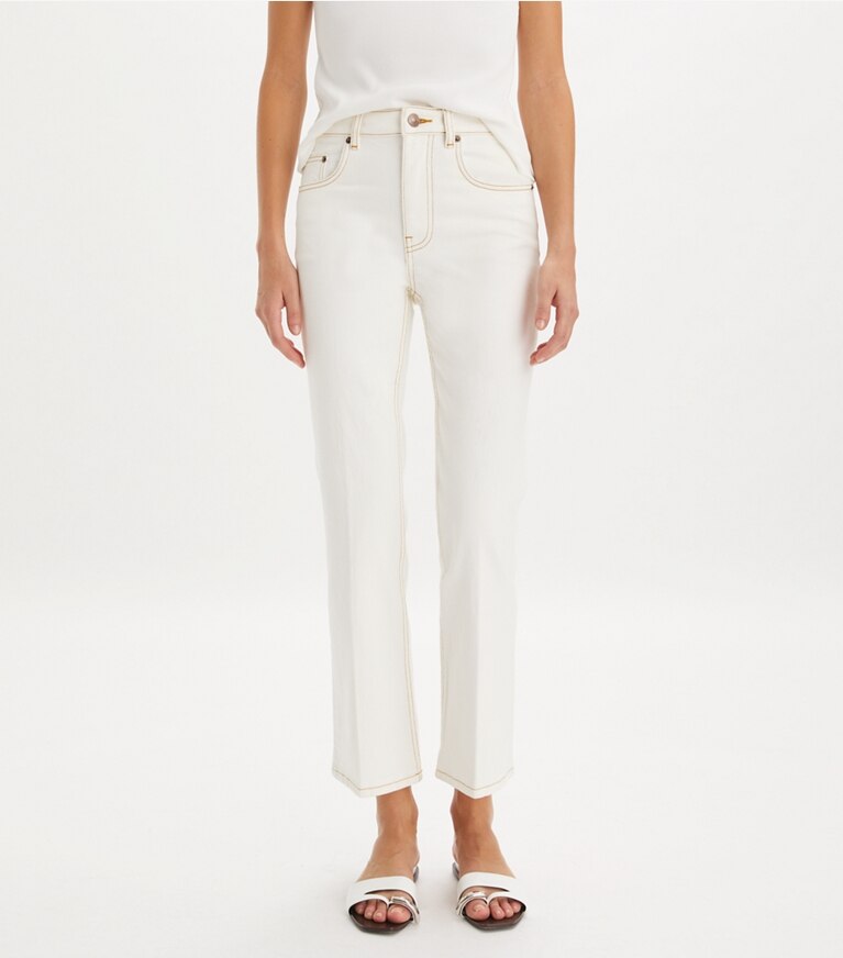 Tory Burch diseñador prendas inferiores Jean acampanado recortado en White Chalk Wash detalle en modelo