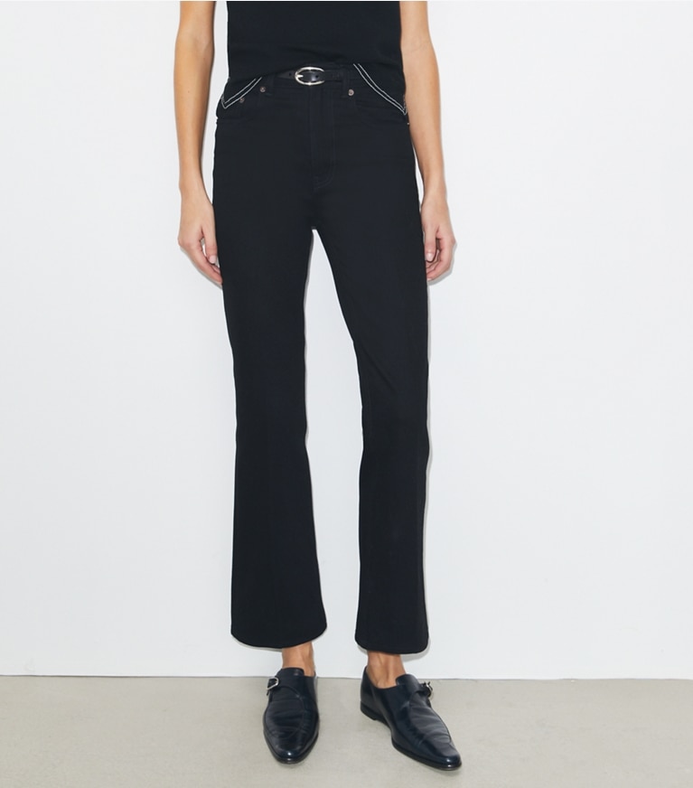 Tory Burch diseñador prendas inferiores Jean acampanado recortado en Black detalle en modelo