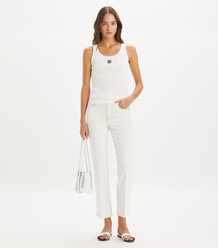 Tory Burch diseñador prendas inferiores Jean acampanado recortado en White Chalk Wash frente en modelo