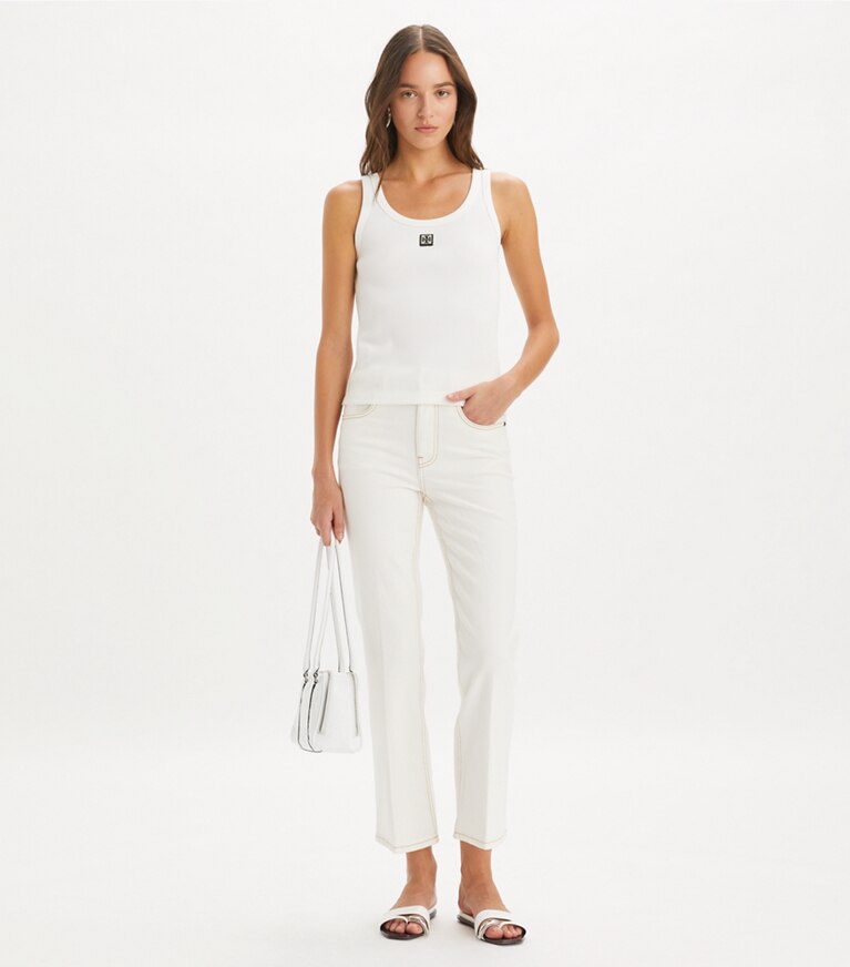 Tory Burch diseñador prendas inferiores Jean acampanado recortado en White Chalk Wash frente en modelo